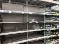 В «Черёмушках» в «Самбери» осталось немного бутылок по 1,5 и по 0,5 л. На полках в основном минералка, хотя на кассе видно, что люди берут уже и её
