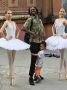 Классический балетный станок заменили перила лестницы и городская архитектура