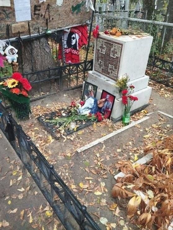 По сети разошлись кадры со свиной головой на могиле Егора Летова со священной книгой во рту и кличем крестоносцев на лбу По сети разошлись кадры со свиной головой на могиле Егора Летова со священной книгой во рту и кличем крестоносцев на лбу
