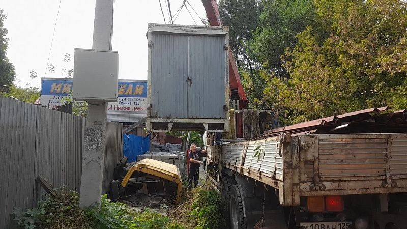 Во Владивостоке продолжают освобождать городские территории от самовольно установленных гаражей, павильонов, контейнеров и других конструкций