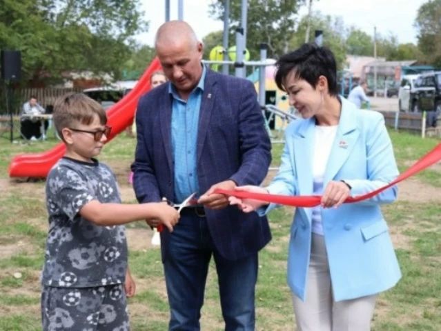 В Яковлевке открылась новая детская площадка В Яковлевке открылась новая детская площадка