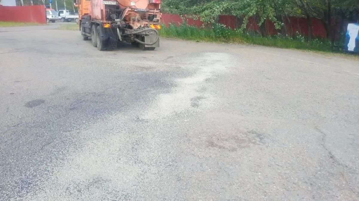 Дорожные службы продолжают плановое содержание улично-дорожной сети Дорожные службы продолжают плановое содержание улично-дорожной сети
