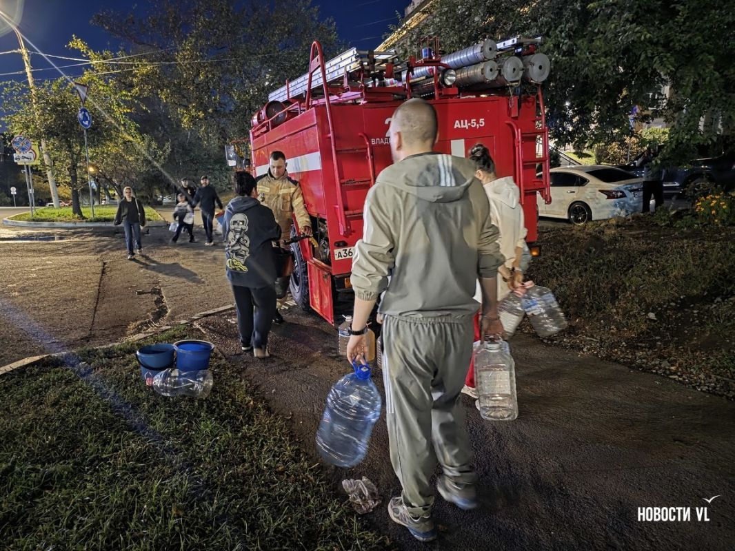 60 тонн воды раздали пожарные горожанам во время большого отключения во Владивостоке 60 тонн воды раздали пожарные горожанам во время большого отключения во Владивостоке