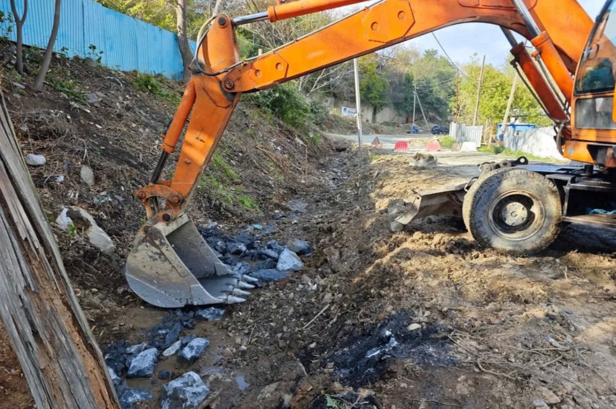 На улице Выселковой дорожники «СГТ» продолжают приводить в порядок проезжую часть На улице Выселковой дорожники «СГТ» продолжают приводить в порядок проезжую часть