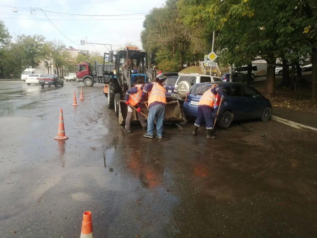 Дорожные службы продолжают устранять последствия непогоды в районах города Дорожные службы продолжают устранять последствия непогоды в районах города