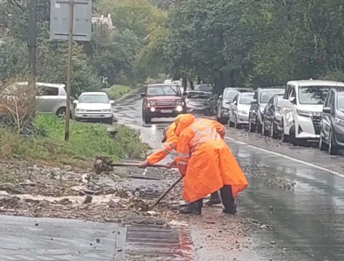 Дорожные рабочие Находки устраняют последствия непогоды Дорожные рабочие Находки устраняют последствия непогоды