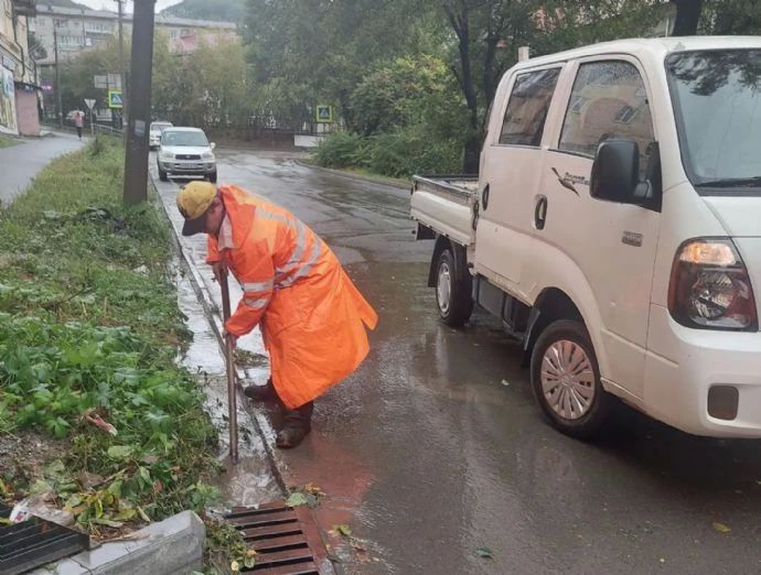 Дорожные рабочие Находки устраняют последствия непогоды Дорожные рабочие Находки устраняют последствия непогоды