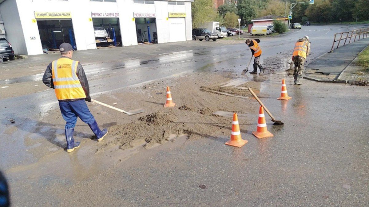 Дорожники Владивостока расчищают улицы перед новым ливнем – до 30 мм осадков прольются на город вечером Дорожники Владивостока расчищают улицы перед новым ливнем – до 30 мм осадков прольются на город вечером