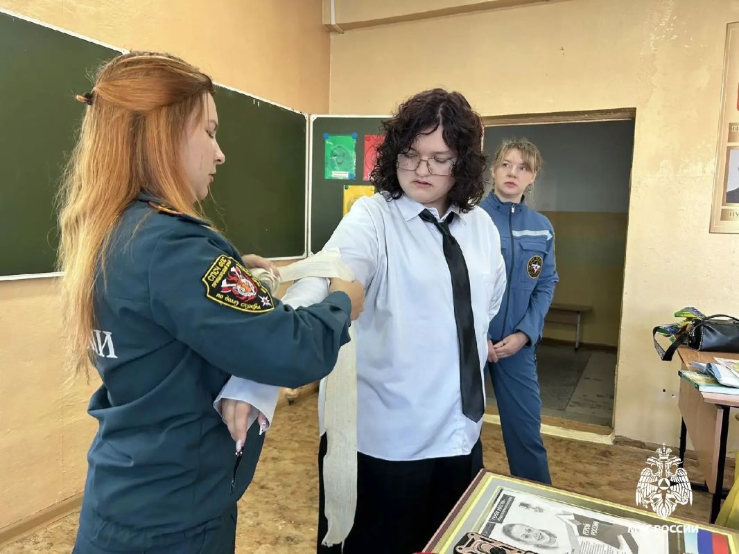 Психологи МЧС России обучили школьников основам первой помощи и психологической поддержки Психологи МЧС России обучили школьников основам первой помощи и психологической поддержки