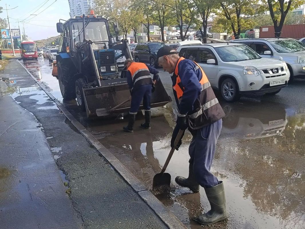 Дорожные службы продолжают устранять последствия непогоды в районах города Дорожные службы продолжают устранять последствия непогоды в районах города