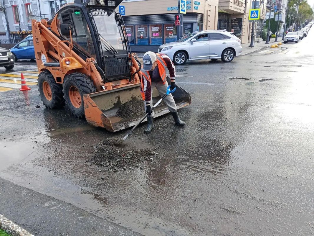 Дорожные службы продолжают устранять последствия непогоды в районах города