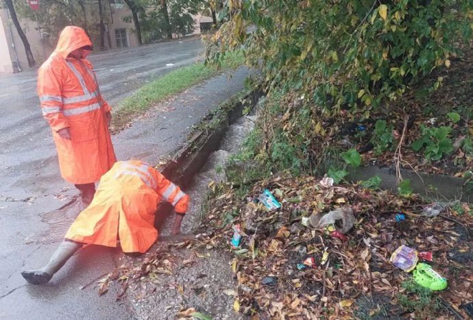 Дорожные рабочие Находки устраняют последствия непогоды Дорожные рабочие Находки устраняют последствия непогоды