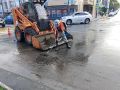 Дорожные службы продолжают устранять последствия непогоды в районах города
