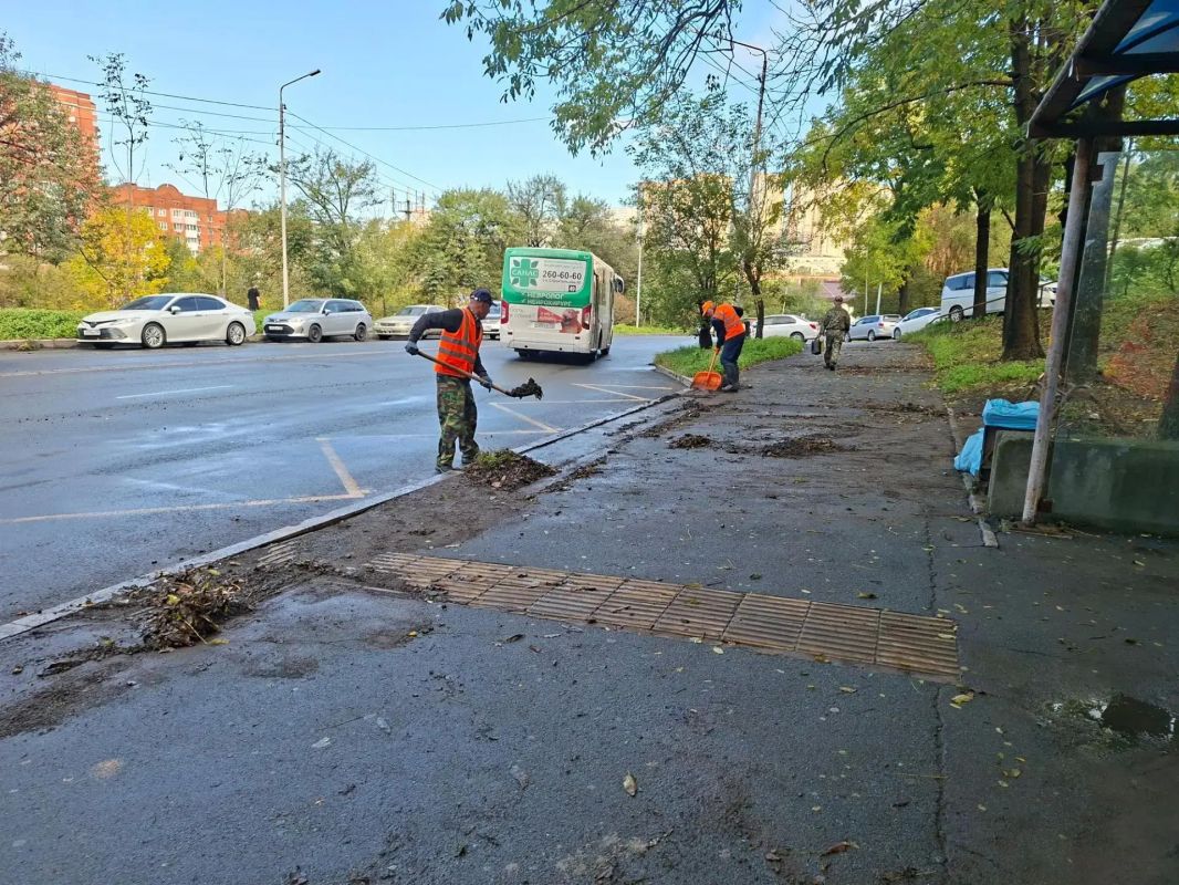 Дорожные службы продолжают устранять последствия непогоды в районах города Дорожные службы продолжают устранять последствия непогоды в районах города