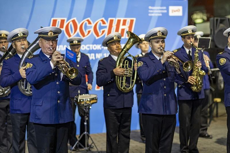 Юбилейный рейс поезда «Россия» отправился из Владивостока в Москву Юбилейный рейс поезда «Россия» отправился из Владивостока в Москву