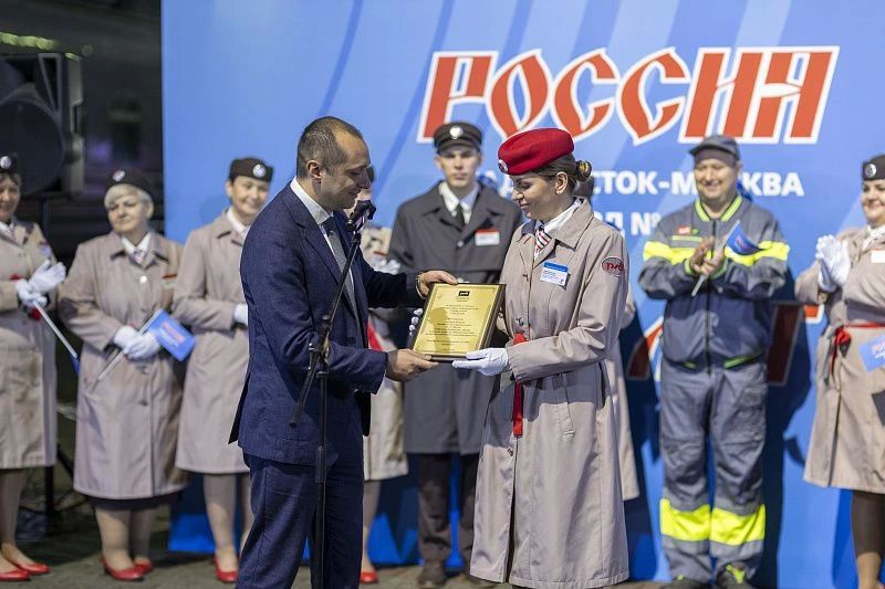 Юбилейный рейс поезда «Россия» отправился из Владивостока в Москву Юбилейный рейс поезда «Россия» отправился из Владивостока в Москву