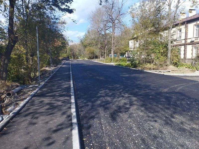 Во Владивостоке асфальтируют дорогу рядом с парком Минного городка