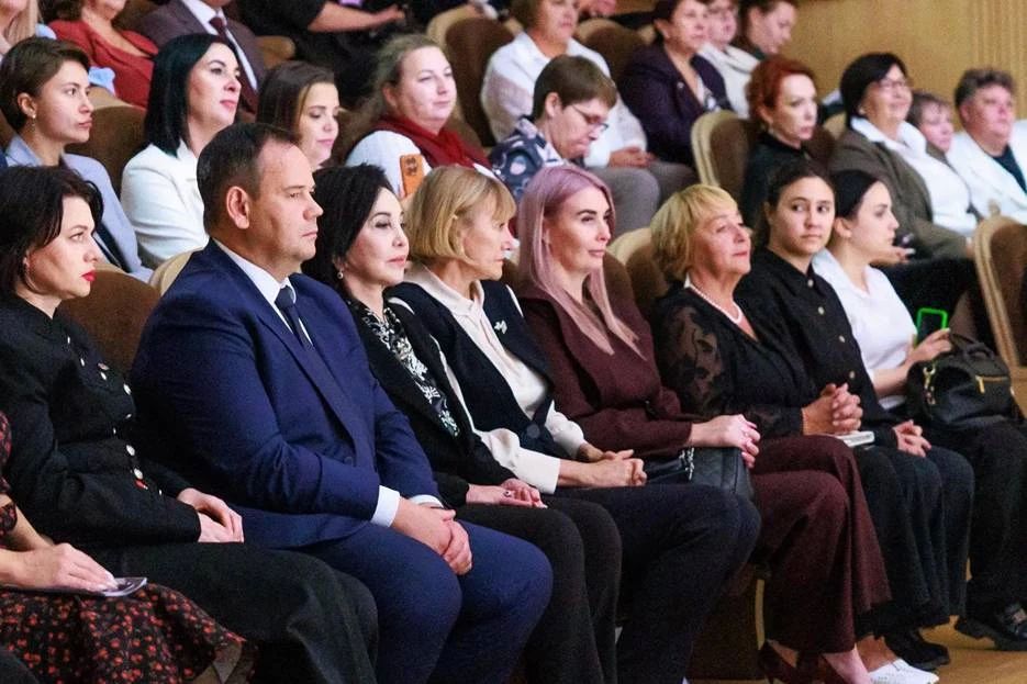 Педагогов Приморья поздравили с Днём учителя Педагогов Приморья поздравили с Днём учителя