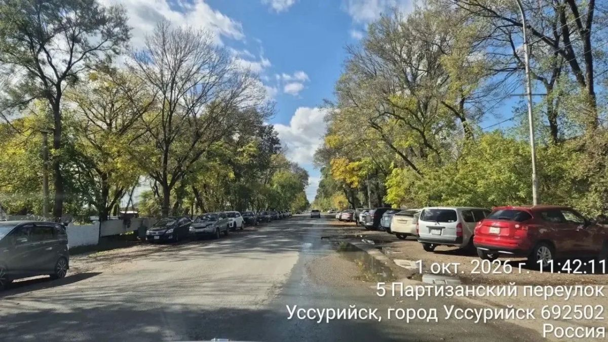 На дорогах Уссурийска продолжают устранять дефекты покрытия На дорогах Уссурийска продолжают устранять дефекты покрытия