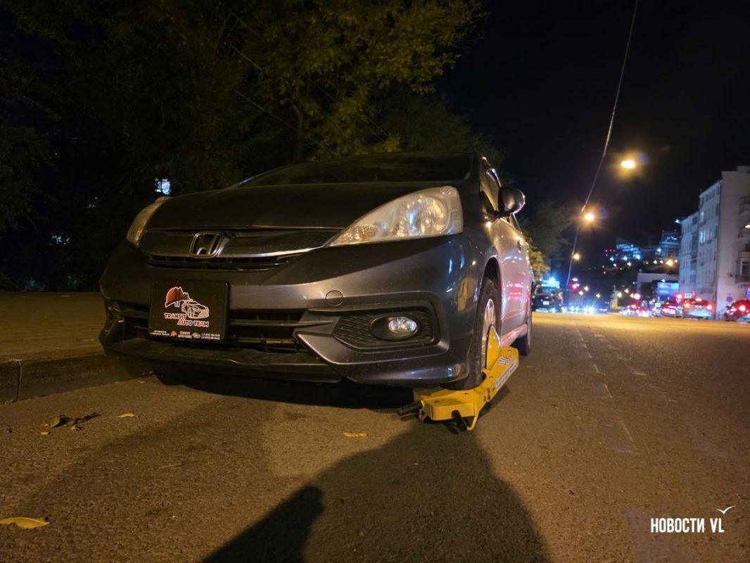 Во Владивостоке начали устанавливать блокираторы колёс со стороны пассажиров