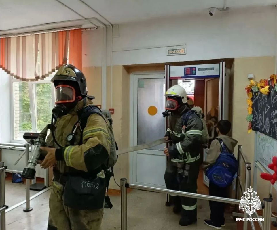 Задымлённый коридор и спасение со второго этажа: пожарно-тактическое занятие в школе Артёма Задымлённый коридор и спасение со второго этажа: пожарно-тактическое занятие в школе Артёма