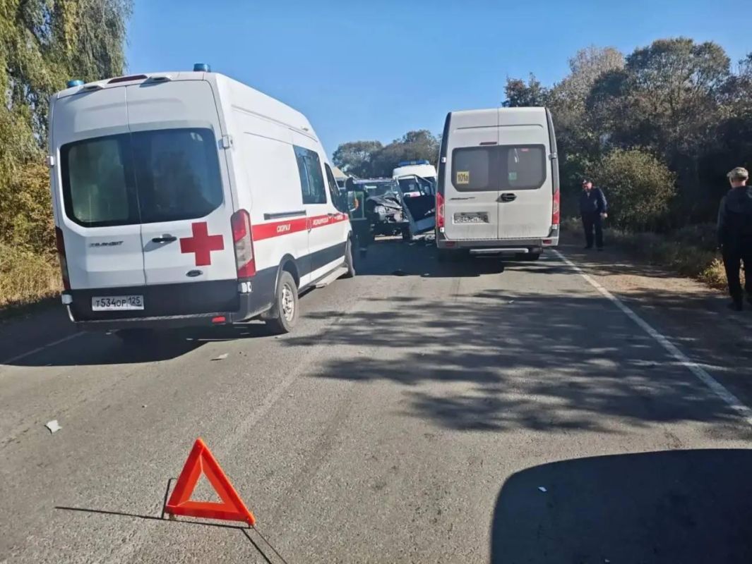 По уточнённым данным полиции Приморья, в аварии с маршруткой в Партизанске пострадали три человека: пассажир автобуса, водитель и пассажир Suzuki Jimny По уточнённым данным полиции Приморья, в аварии с маршруткой в Партизанске пострадали три человека: пассажир автобуса, водитель и пассажир Suzuki Jimny
