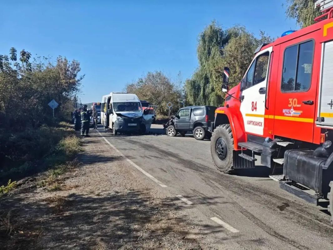 По уточнённым данным полиции Приморья, в аварии с маршруткой в Партизанске пострадали три человека: пассажир автобуса, водитель и пассажир Suzuki Jimny По уточнённым данным полиции Приморья, в аварии с маршруткой в Партизанске пострадали три человека: пассажир автобуса, водитель и пассажир Suzuki Jimny