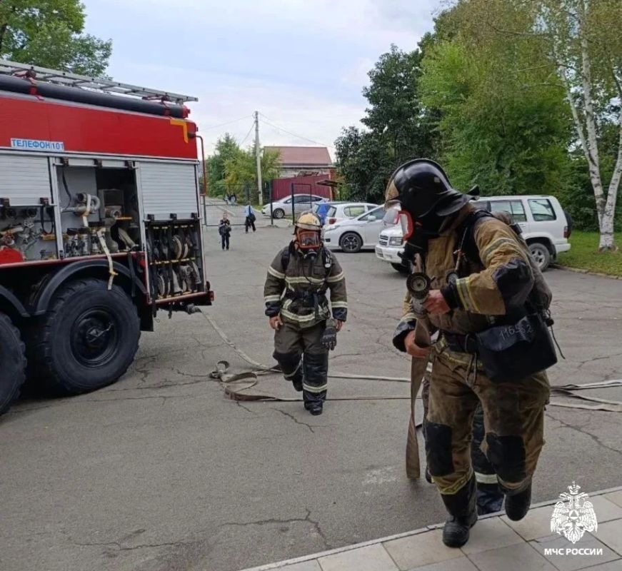 Задымлённый коридор и спасение со второго этажа: пожарно-тактическое занятие в школе Артёма Задымлённый коридор и спасение со второго этажа: пожарно-тактическое занятие в школе Артёма