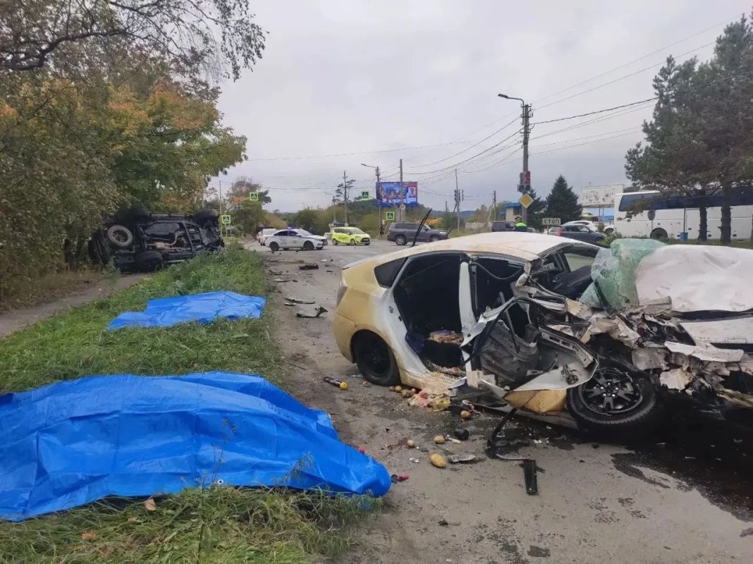 Пожилая пара на «Приусе» погибла в Находке при столкновении с «Крузаком» Пожилая пара на «Приусе» погибла в Находке при столкновении с «Крузаком»