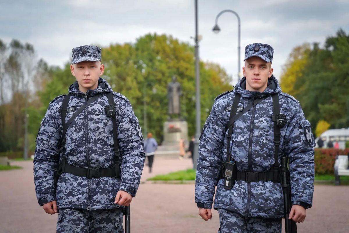 Сегодня на петербургском стадионе «СКА Арена» военнослужащие специального моторизованного Измайловского полка Северо-Западного округа Росгвардии и сотрудники ОМОН «Бастион» Росгвардии обеспечивают безопасность болельщиков... Сегодня на петербургском стадионе «СКА Арена» военнослужащие специального моторизованного Измайловского полка Северо-Западного округа Росгвардии и сотрудники ОМОН «Бастион» Росгвардии обеспечивают безопасность болельщиков...