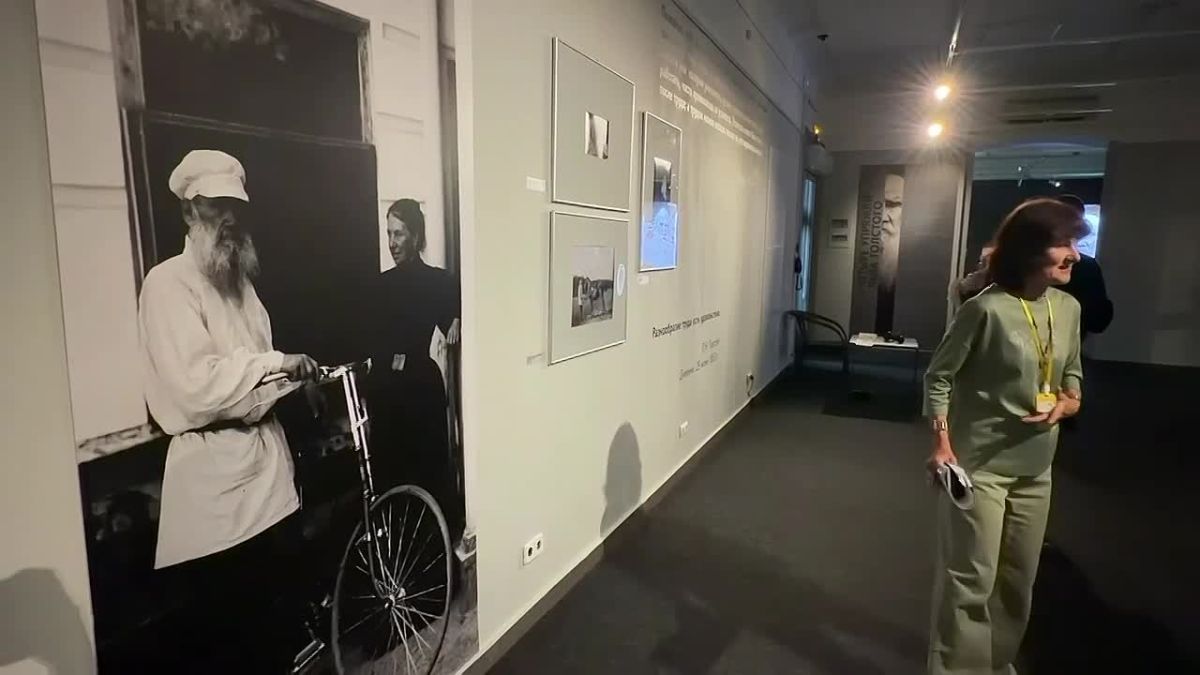 Коллектив Приморского Росреестра посетил выставку о Льве Толстом