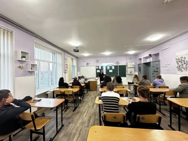 В Чугуевском округе Приморья прошло общешкольное собрание: полицейские и родители обсудили профилактику правонарушений среди несовершеннолетних