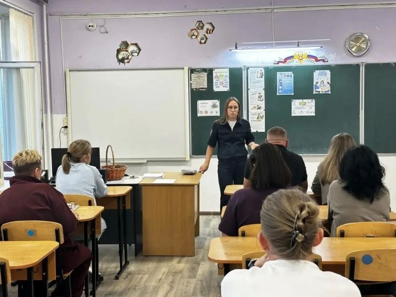 В Чугуевском округе Приморья прошло общешкольное собрание: полицейские и родители обсудили профилактику правонарушений среди несовершеннолетних В Чугуевском округе Приморья прошло общешкольное собрание: полицейские и родители обсудили профилактику правонарушений среди несовершеннолетних