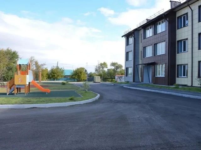 Ключи от новых квартир вручили детям-сиротам в Черниговке Ключи от новых квартир вручили детям-сиротам в Черниговке