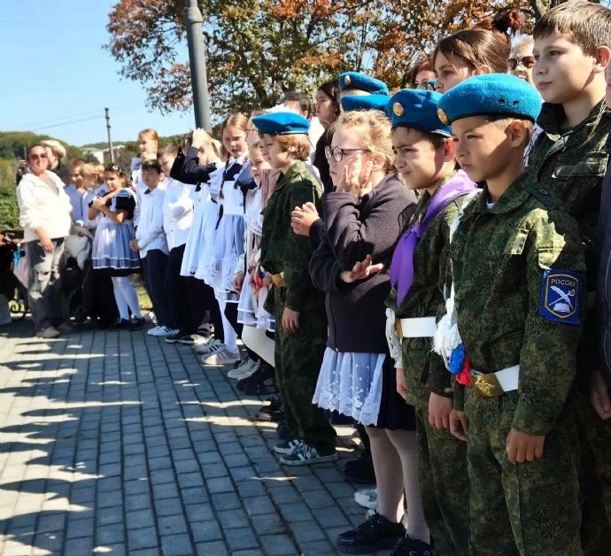 Скульптурная композиция «Китовая история» украсила сквер в Ливадии Скульптурная композиция «Китовая история» украсила сквер в Ливадии
