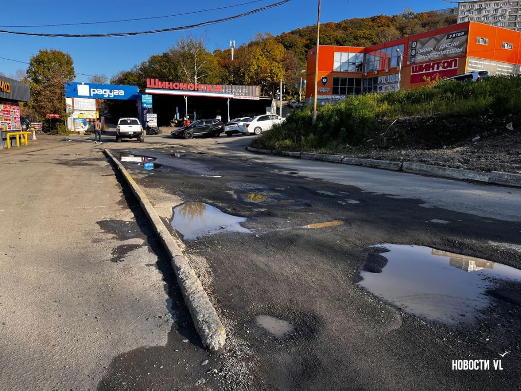 Дорога на Руднева, где из-за течи на сетях образовалось озеро, продолжает разрушаться – уже из-за дождей Дорога на Руднева, где из-за течи на сетях образовалось озеро, продолжает разрушаться – уже из-за дождей