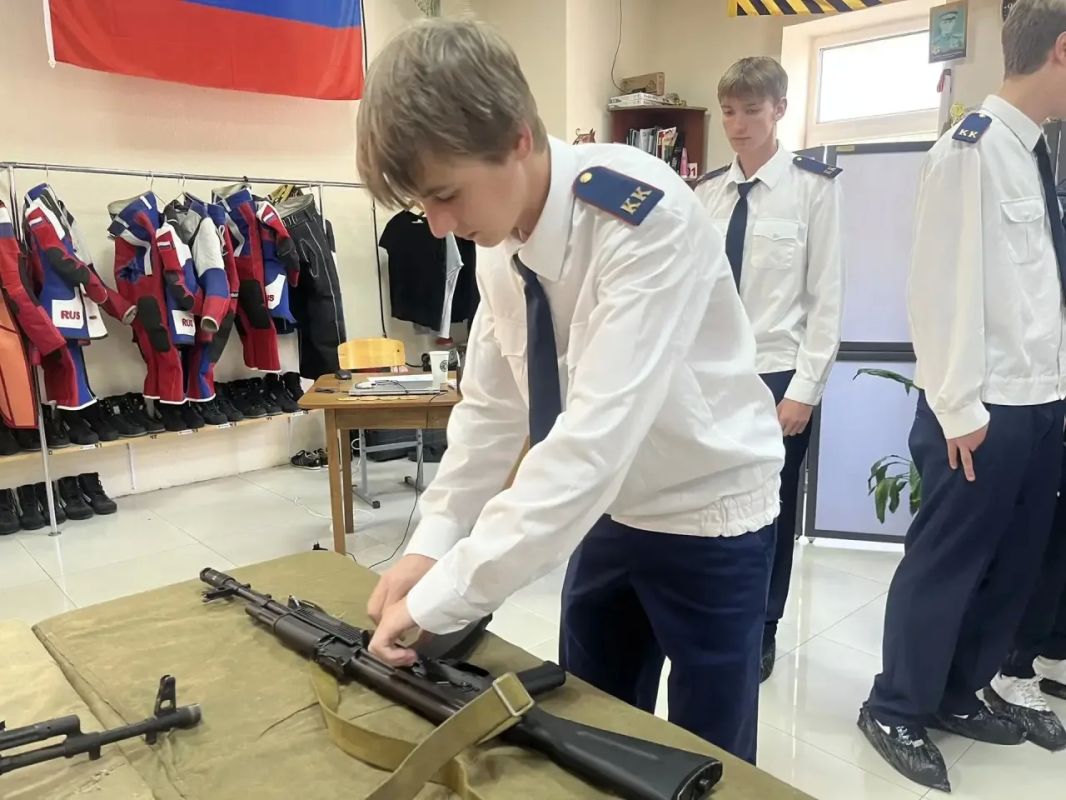 В Находке офицеры СКР Приморья организовали для кадет урок огневой подготовки В Находке офицеры СКР Приморья организовали для кадет урок огневой подготовки