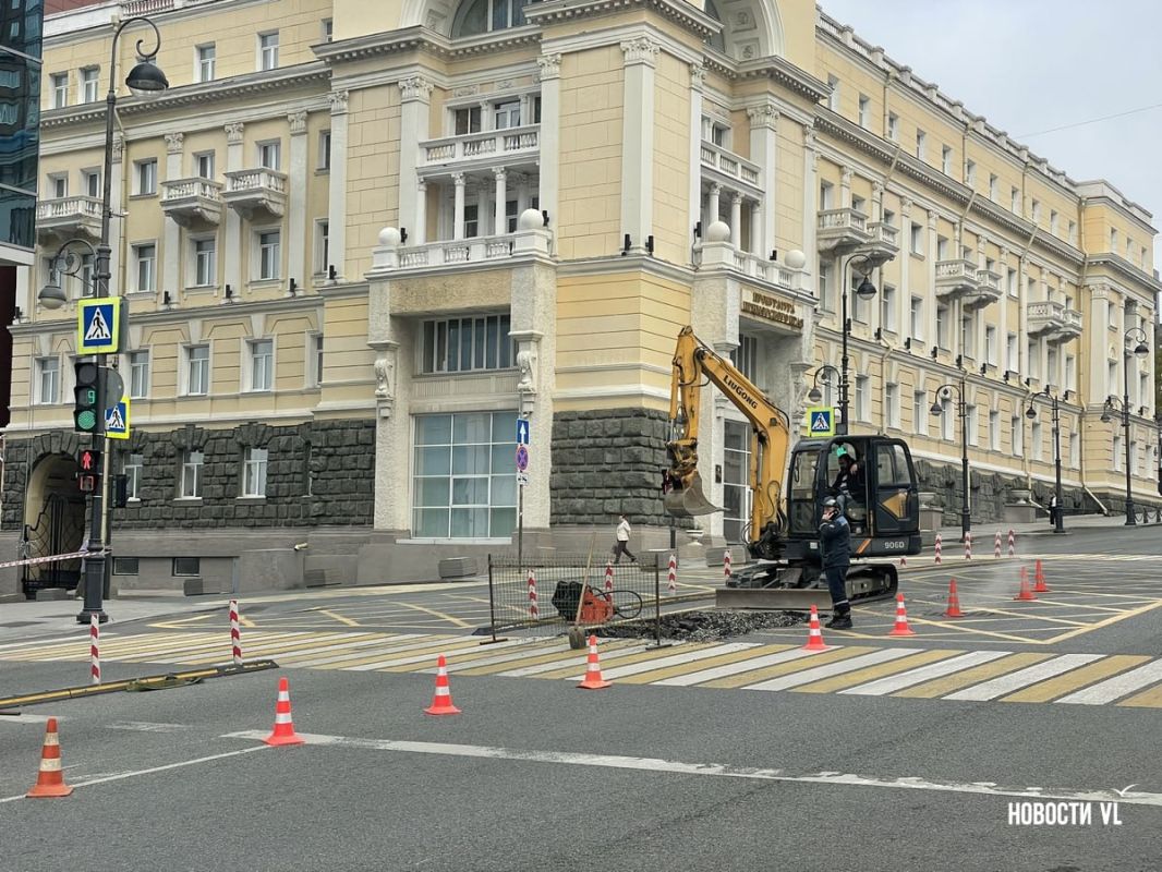 На Океанском проспекте возле мэрии Владивостока перекрыли и раскопали полосу посреди дороги На Океанском проспекте возле мэрии Владивостока перекрыли и раскопали полосу посреди дороги