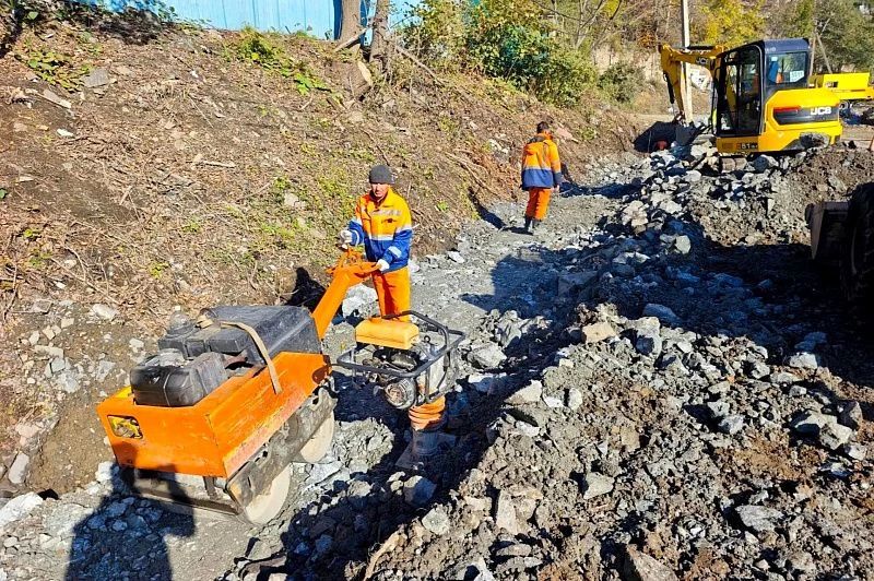 На Баляева, Снеговой и Океанском проспекте провели локальный ремонт дорог На Баляева, Снеговой и Океанском проспекте провели локальный ремонт дорог