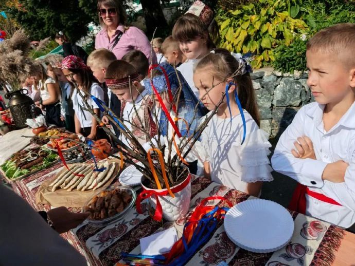 Фестиваль дружбы народов России прошёл в школе «Лидер-2»