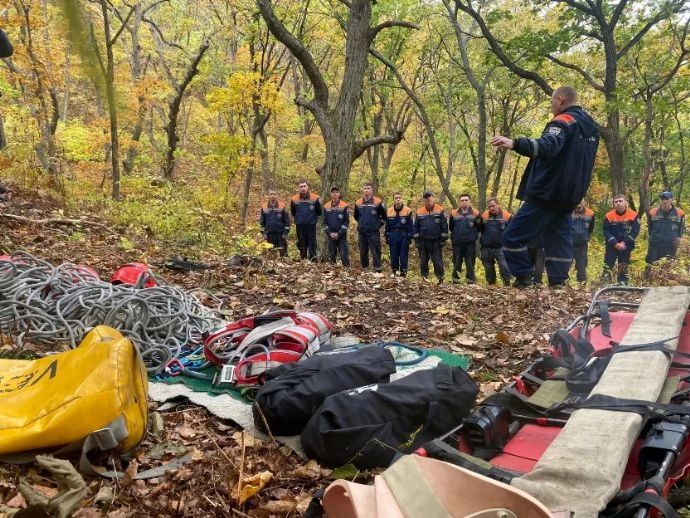 Спасатели управления ГО и ЧС отработали навыки эвакуации пострадавших на открытой местности Спасатели управления ГО и ЧС отработали навыки эвакуации пострадавших на открытой местности