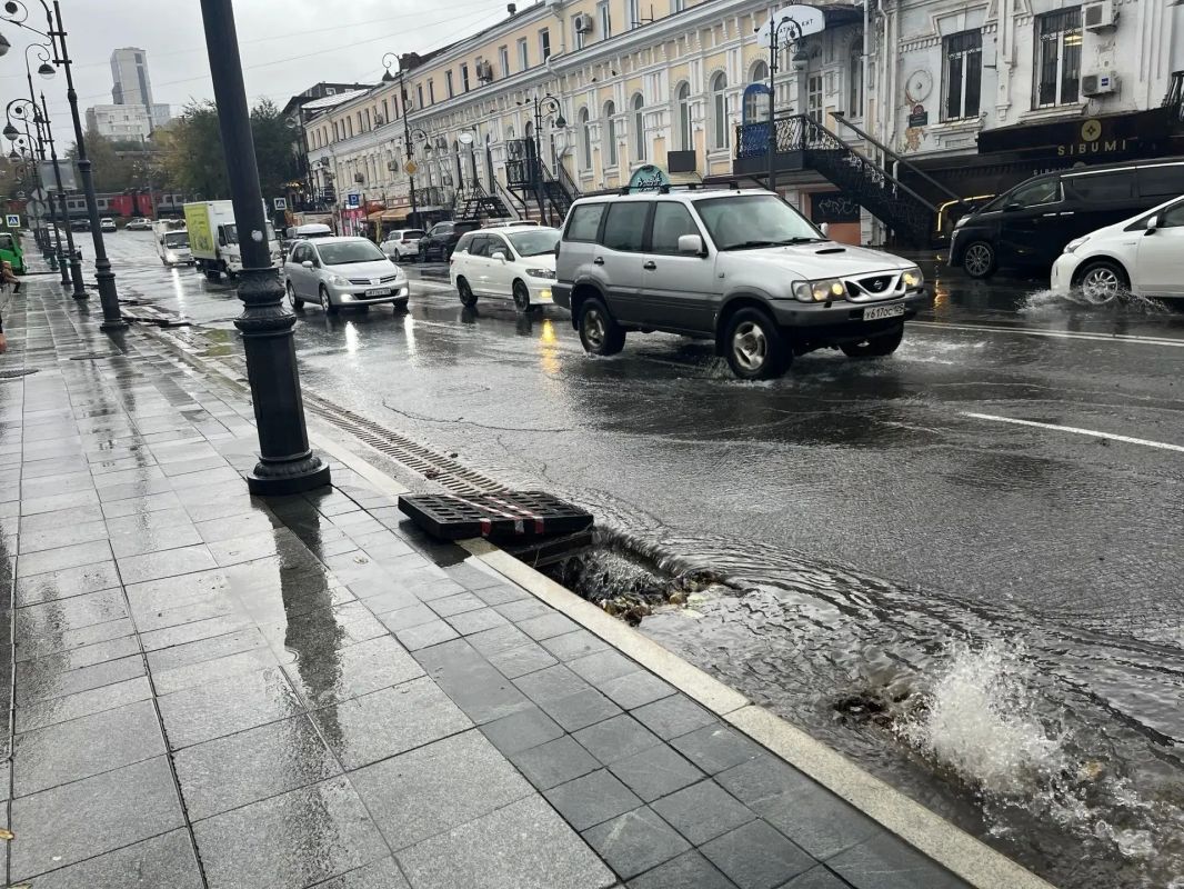 Городские службы устраняют последствия сильного дождя Городские службы устраняют последствия сильного дождя