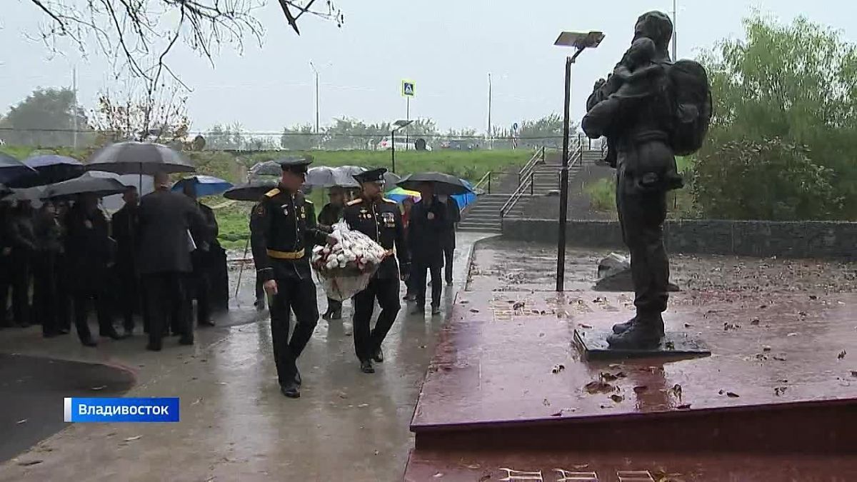 Во Владивостоке в Курсантском сквере открыли мемориал, посвященный приморским добровольцам, уходящим на фронт