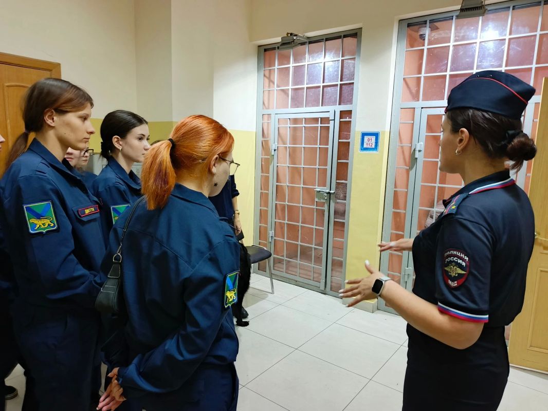 Во Владивостокском ЛУ МВД России на транспорте прошел День открытых дверей для студентов Во Владивостокском ЛУ МВД России на транспорте прошел День открытых дверей для студентов