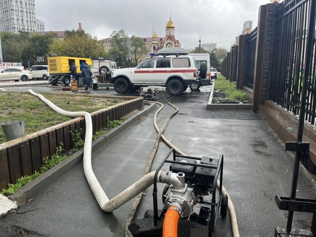 Городские службы устраняют последствия сильного дождя Городские службы устраняют последствия сильного дождя