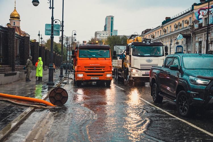 Во Владивостоке снова борются с последствиями разгула стихии