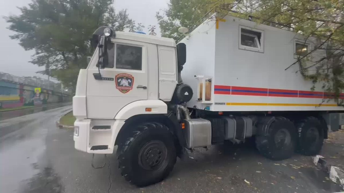 Приморские спасатели дежурят в районе стадиона «Строитель» во Владивостоке