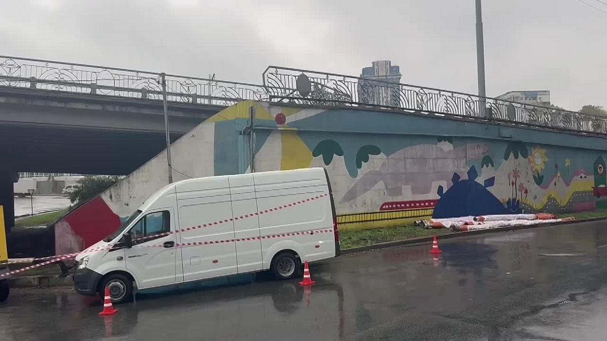 Воду откачивают с улиц Владивостока Вице-мэр Дмитрий Свитайло сообщил, что передвижные насосные станции уже помогли справиться с подтоплениями на "Зеленом острове" и под мостом возле стадиона "Строитель"