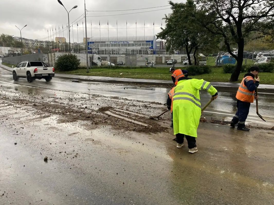 В уборке дорог во Владивостоке сейчас задействовано 97 единиц специализированной техники