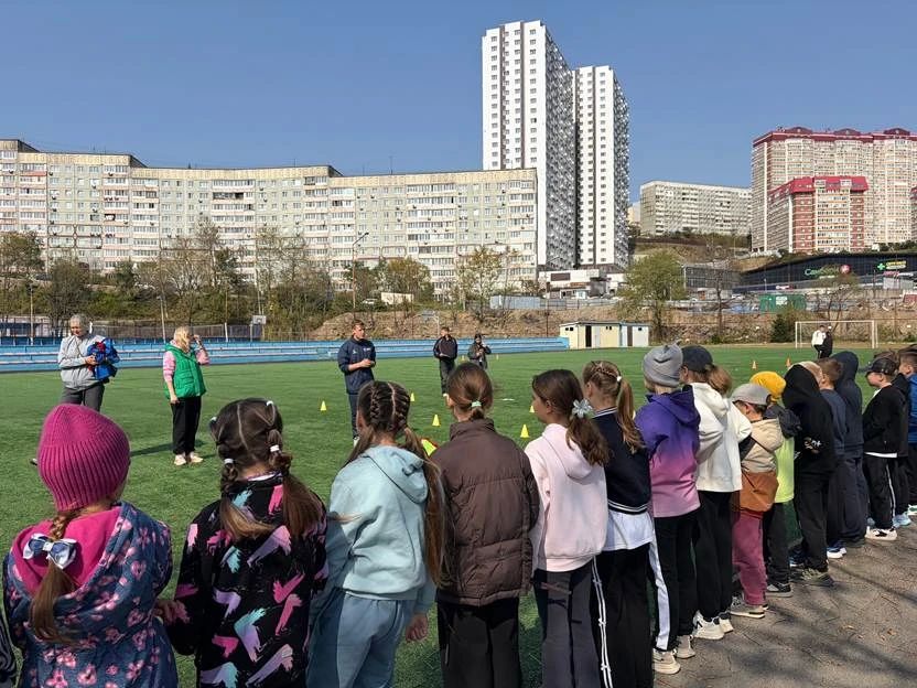 Забить точно гол, провести мяч между препятствиями и не подвести команду! Ученики 3 «А», 3 «Б» и 3 «Д» классов школы № 80 Владивостока прошли спортивный квест проекта «Футбол в школе» Забить точно гол, провести мяч между препятствиями и не подвести команду! Ученики 3 «А», 3 «Б» и 3 «Д» классов школы № 80 Владивостока прошли спортивный квест проекта «Футбол в школе»
